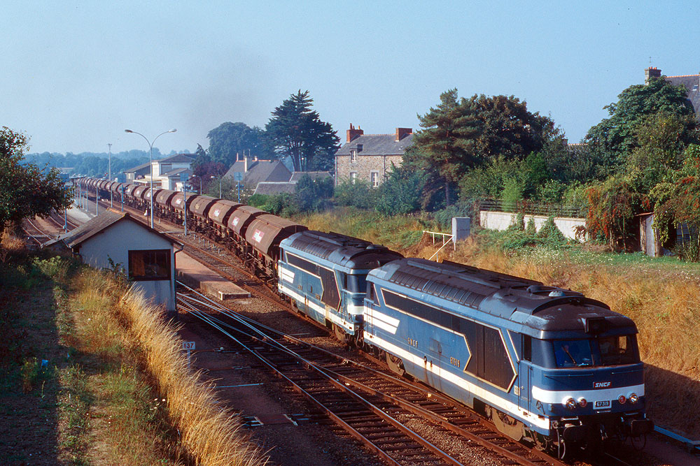 https://www.eisenbahnfotograf.de/datei/April bis September 1996/3960212  SNCF 67319+356 Dol 16.8.96.jpg
